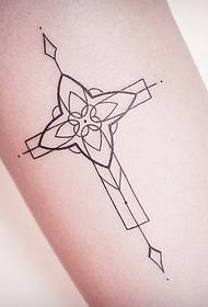 Patrón de tatuaxe de liña de xeometría cruzada no tobillo