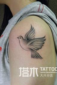 Frumos tatuaj de porumbei pe braț