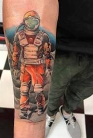 Kleurôfbylding fan spaceman-tattoo op 'e earm