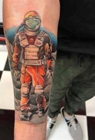 Wêneyê rengê tattooê spaceman reng li ser milê