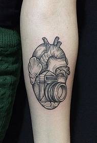 Ručno crno sivo srce kameru tetovaža tetovaža uzorak