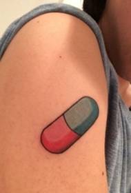 Vaistinės kapsulės tatuiruotės paveikslas ant didžiosios rankos