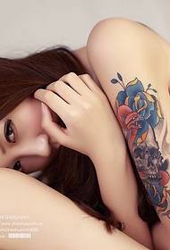 Arm tattooed beauty larawan sa bikini sa bahay