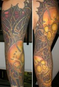 Boja ruke nevjerojatan uzorak tetovaže lubanje