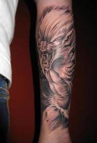 Werewolf black grey tattoo pattern sa braso
