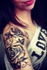 Arm hunhu nhema uye chena rose tattoo maitiro