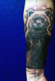 Roztomilý černý medvěd tetování na paži