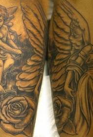 Itim na maliit na anghel na may pattern ng rose arm tattoo