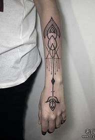Tatuaggio braccio geometria linea vaniglia modello tatuaggio