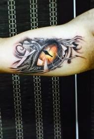 Velika ruka vrlo realistične boje fantasy zmaj oko tetovaža uzorak