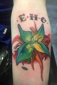 Grádán datha pictiúr beag tattoo úr ar lámh