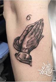 Kleine arm gebed hand zwart grijs tattoo patroon
