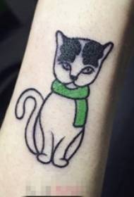 Braccio da ragazza su semplice linea di personalità foto di tatuaggi di piccoli animali gatto nero