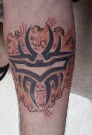 Modello di tatuaggio totem braccio rosso e nero