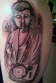 Man grutte earm grammofoan en Buddha tatoetpatroan