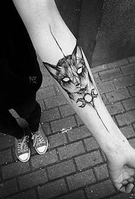 Modello del gatto del tatuaggio di stile del colpo della penna del braccio