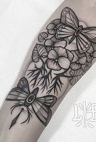 Liñas europeas e americanas de brazo pequeno patrón de tatuaxe floral de mariposa