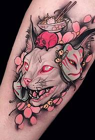 Gadis lengan warna kucing menjilati pola tato topeng ceri
