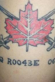 Crossed σπαθί και κόκκινο σχέδιο τατουάζ φύλλων σφενδάμνου