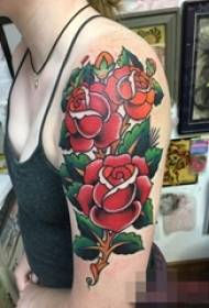 Noia pintada al braç de les fotografies de tatuatges de roses europees i americanes