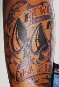 Arm fotografi tatuazhe me lapsa të zezë dhe të bardhë