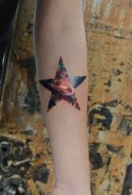 Bracciu di pentagramma stella vuota di mudellu di tatuaggi à l'aquarellu