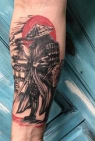 Tatuaż ramienia na technice tatuażu tatuaż słońce totem postać portret tatuaż obraz