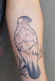 Juodos rankos paprastos linijos tatuiruotė gyvūnas paukštis tatuiruotė siluetas kalnų viršūnė ir medžio tatuiruotė paveikslėlį