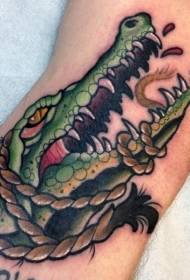 Patrón de tatuaje de cuerda de cocodrilo colorido en brazo en estilo de dibujos animados