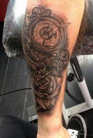 Црно-бел компас со рака со клучна цветна тетоважа