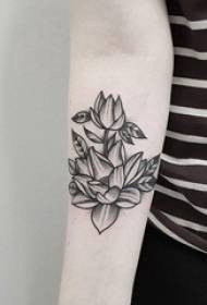 Tatuaje de brazo en cor gris e negro