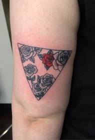 Imagen del tatuaje del triángulo del brazo rosa y rosa roja