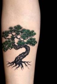 Wapens met weelderig groen pijnboom geschilderd tatoegeringspatroon