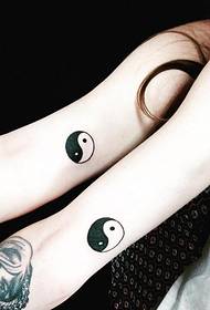 Mange stilarter af tatoveringer på yin og yang på armen