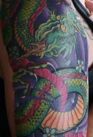Wzór tatuażu zielonego smoka z osobowością dużego ramienia