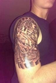 Poika käsi tatuointi mustavalkoinen harmaa tyyli piikki tatuointi tatuointi lohikäärme tatuointi eläin tatuointi kuva