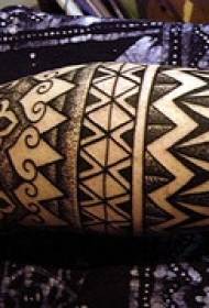 Modello del tatuaggio della spina del modello di arte indiana dello stinco
