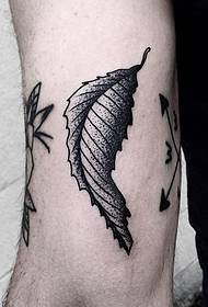 Черная татуировка с серыми листьями