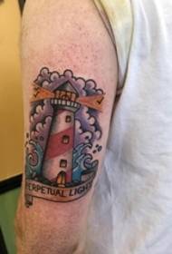 Ny traditionel tatoveringskrop med engelske ord og små fyrtatoveringsbilleder på armen