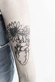 Pequeno brazo de flor de corazón patrón de tatuaxe europeo e americano