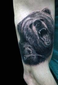 Рука дикого бурого медведя с реалистичной татуировкой