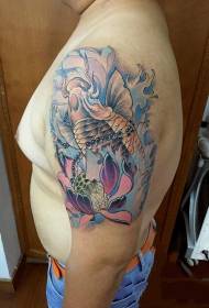 Storarm koi lek lotusblomstrom malt tatoveringsmønster