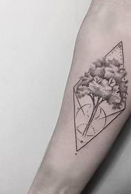 Ang gamay nga bukton nga nagpatik sa gamay nga lab-as nga geometric nga kahoy nga sumbanan sa tattoo sa prick