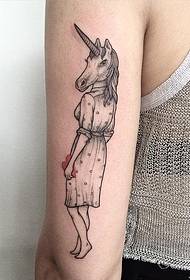 Flickans storarm personlighetslinje sticka enhörning tatuering mönster
