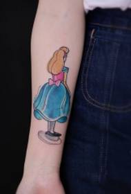 Fată cu braț de desene animate model de tatuaj Cenușă