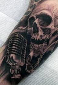 Impressionante modello di tatuaggio in bianco e nero con microfono e braccio teschio