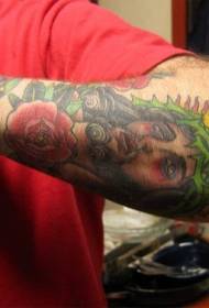 Portreti i ngjyrosur me jetsus portretin dhe modelin e tatuazheve të luleve