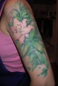 腕のユリと緑の葉の色のタトゥーパターン