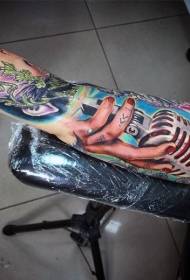 Arm ganz realistesch Faarf Retro Mikrofon mat Hand Tattoo Muster