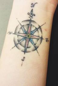 Bellissimo tatuaggio bussola semplice